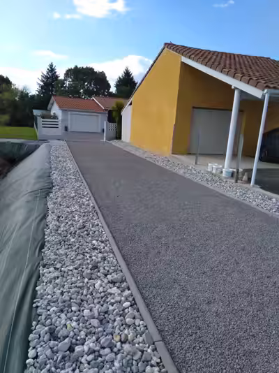 Chemin avec finition gravillons