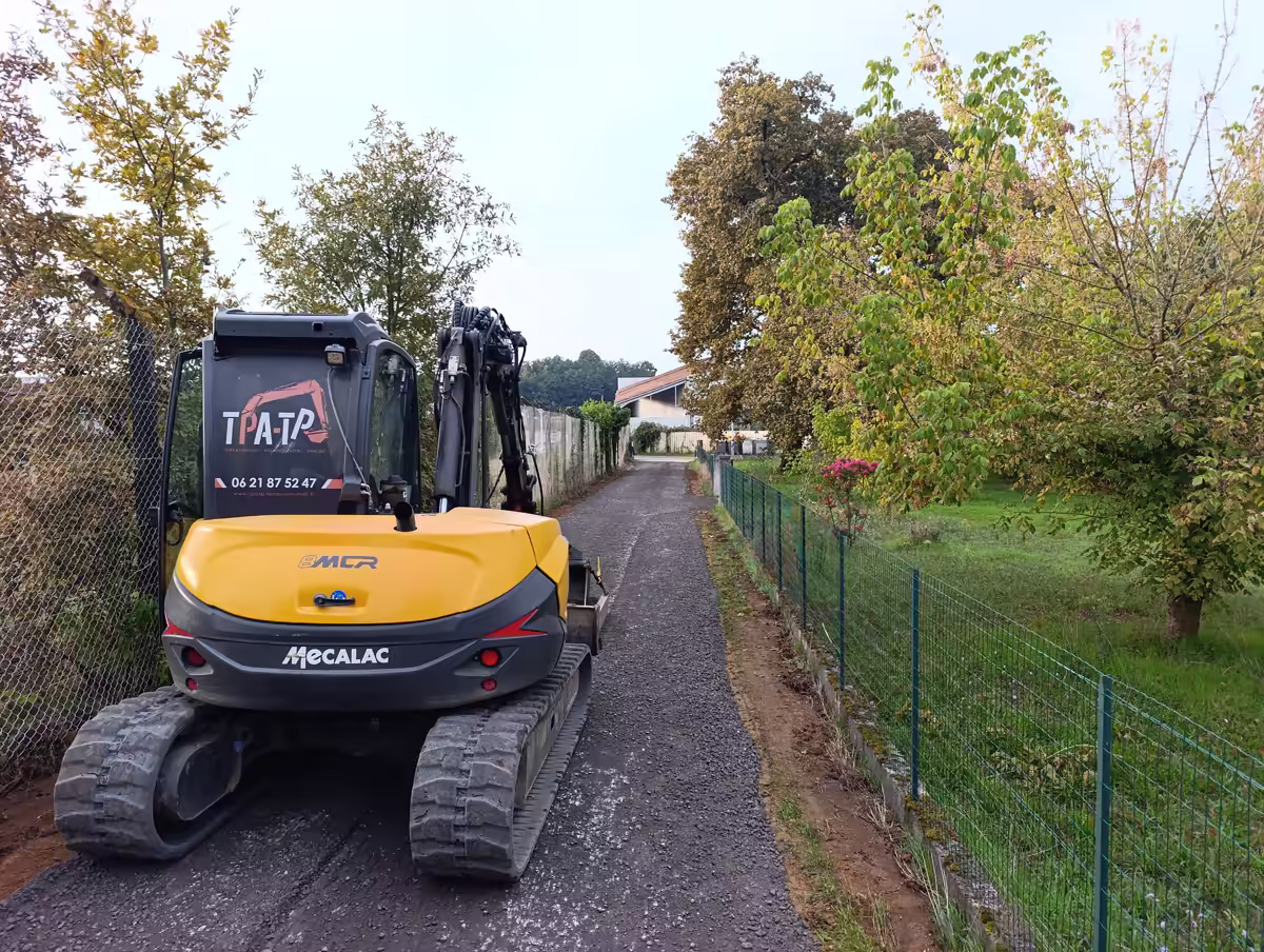 Thierry Pineau aux commandes de sa pelle Mécalac — TPA-TP Terrassement Landes